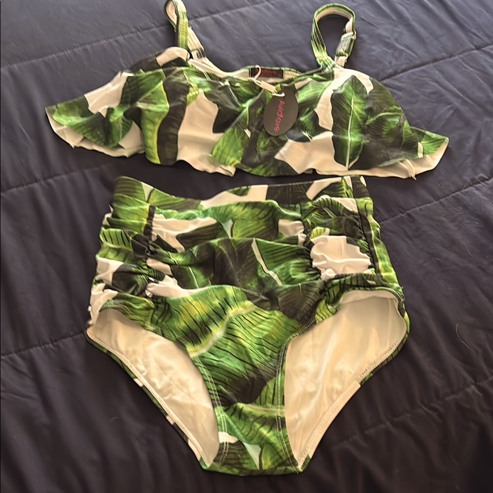 Green Leaf Print Bikini Set NEW, size small but fits like a medium